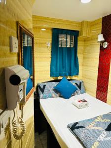 Un pat sau paturi într-o cameră la Philippine Hostel