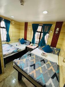 Un pat sau paturi într-o cameră la Philippine Hostel