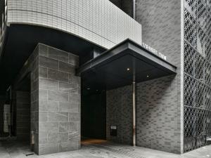 大阪的住宿－VESSEL INN NAMBA，通往大楼的入口,有黑色门廊