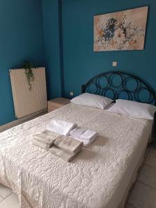 een slaapkamer met een bed met twee handdoeken erop bij Sunset View House in Preveza
