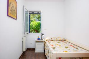 a small bedroom with a bed and a window at Casa Arts 50 in Campos +26 photos