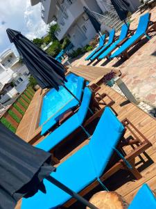 um grupo de cadeiras azuis e uma piscina em Hotel Two Mermaids Ksamil em Ksamil