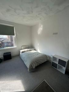 Un pat sau paturi într-o cameră la Olivias Apartments Flat 1