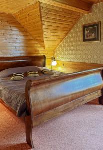 Cama en habitación con techo de madera en Jaunsētas, en Alūksne