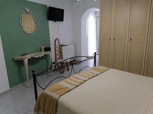una camera con letto, tavolo e specchio di Il giardino dei sogni a Gaeta