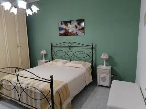 una camera con un letto e due comodini con lampade di Il giardino dei sogni a Gaeta