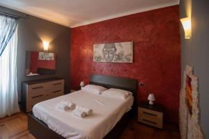 una camera da letto con un letto e asciugamani di La casa dei girasoli wifi e relax a Genova