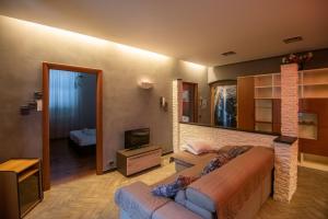 sala de estar con sofá y TV en La casa dei girasoli wifi e relax en Génova