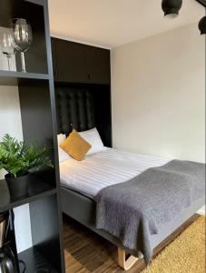 1 dormitorio con cama y estante para libros en Forenom Serviced Apartments Göteborg Geijersgatan en Gotemburgo