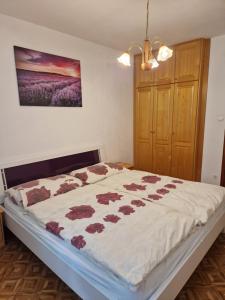 Barušić的住宿－Apartments Pavle，一间卧室,床上放着鲜花