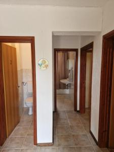 La salle de bains est pourvue de toilettes et d'un lavabo. dans l'établissement Apartments Pavle, à Barušić