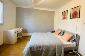 a small bedroom with a bed and a desk at Maison calme et fonctionnelle business sportifs et familles PAS DE FETE in Corbeil-Essonnes