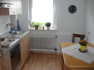 Una cocina con una mesa, un fregadero y una estufa. en Waldesruh, en Sölden