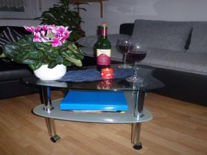 Una mesa con una botella de vino y dos copas. en Waldesruh, en Sölden