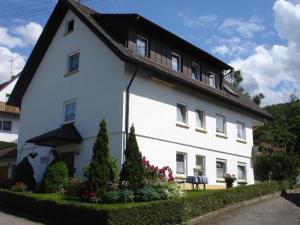 una casa blanca con techo negro en Waldesruh, en Sölden
