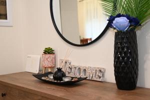 Una mesa con un espejo y un jarrón encima. en Villa De Ella, en Ialisos 22 fotos más