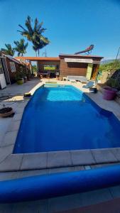 聖丹尼斯的住宿－La case d'Isabelle，一座大蓝色游泳池,位于房子前