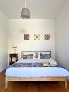 um quarto com uma cama grande e uma estrutura em madeira em Casa Devesas em Vila Nova de Gaia