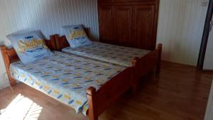 ein Bett mit zwei Kissen auf einem Zimmer in der Unterkunft La case d'Isabelle in Saint-Denis