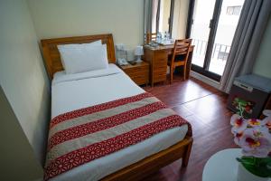 Postel nebo postele na pokoji v ubytování Al Karnak Hotel