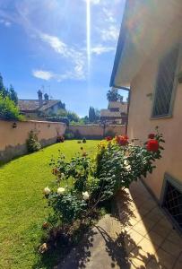 ein Haus mit einem Garten mit Blumen im Hof in der Unterkunft Villa Vittorio in Infernetto