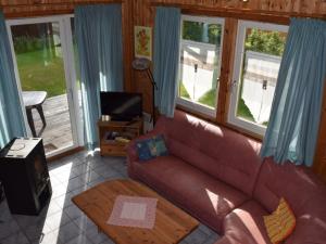 ein Wohnzimmer mit einem Sofa und einem TV in der Unterkunft Komfort-Ferienhaus Wolke #56 in Extertal