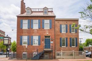 an old brick house with blue shutters at Alexandria West 2br w wd nr dining WDC-769 in Alexandria