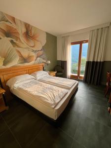 - une chambre avec un lit orné d'une peinture murale dans l'établissement Villa Selene, à Tremosine