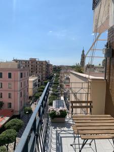 balcón con banco y vistas a la ciudad en Magister Guest House en Pompei