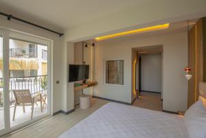 - une chambre avec un lit et un balcon dans l'établissement Morina Deluxe Hotel, à Ölüdeniz