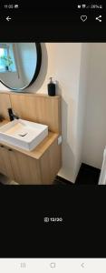 ein Bad mit einem Waschbecken und einem Spiegel in der Unterkunft NJoy Apartments in Nürnberg