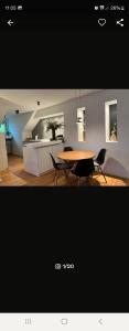NJoy Apartments في نورنبرغ: غرفة مع طاولة وكراسي ومطبخ