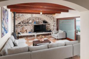 uma sala de estar com um sofá e uma lareira de pedra em Villa Tiffany&more em Barić Draga