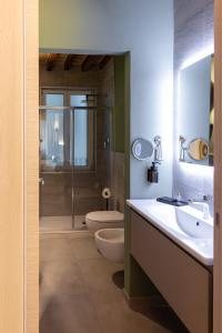 W łazience znajduje się toaleta, umywalka i prysznic. w obiekcie Palais Bernadette w mieście Parma