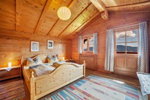 1 dormitorio con 1 cama en una cabaña de madera en Ferienhaus Rauchegg - Bergblick, en San Pancrazio