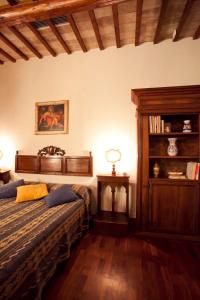 una camera con letto e libreria di Loggia dei Maestri Comacini ad Assisi