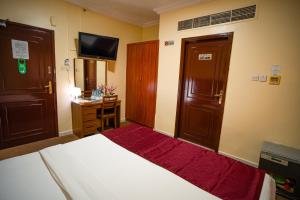 Postel nebo postele na pokoji v ubytování Al Karnak Hotel