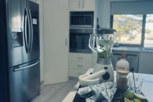 U2 at Moana Beach Esplanade - Exclusive 2 Bdrm Apt - WiFi - Spa - Pet Friendly的厨房或小厨房