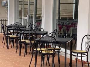 HOTEL PICCARI Nuova gestione في ريميني: صف من الطاولات والكراسي في المطعم