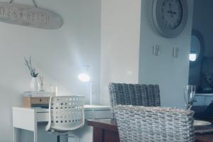 U2 at Moana Beach Esplanade - Exclusive 2 Bdrm Apt - WiFi - Spa - Pet Friendly的休息区