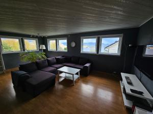 sala de estar con sofá y mesa en Apartment with a view close to The Pulpit Rock en Jørpeland