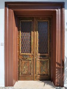 una vecchia porta in legno con un vetro di Mystic Guest House Famagusta a Famagusta