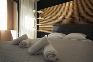 - une chambre avec un lit et des serviettes dans l'établissement Luxury apartment in the center of Ioannina city, à Ioannina