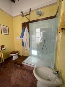 A bathroom at Casale Scola Cetona