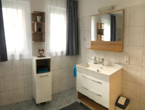 un bagno con lavandino e specchio di Apart Kofler a Längenfeld Altre 41 foto