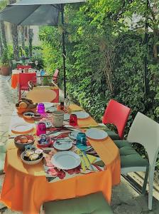 un tavolo con piatti di cibo sopra di Casa Patrizia B&B cir in info a Sirmione