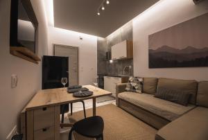 - un petit salon avec une table et un canapé dans l'établissement Luxury apartment in the center of Ioannina city, à Ioannina