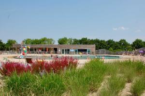um parque infantil com piscina e pessoas na água em Chalet site naturel proche lac, 20 mn des plages Vendee - 6 pers em La Chapelle-Hermier