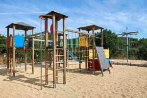 um parque infantil com escorrega na areia em Chalet site naturel proche lac, 20 mn des plages Vendee - 6 pers em La Chapelle-Hermier