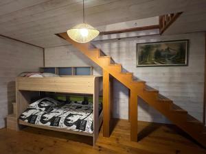 מיטה או מיטות קומותיים בחדר ב-Aux songes d'Elise